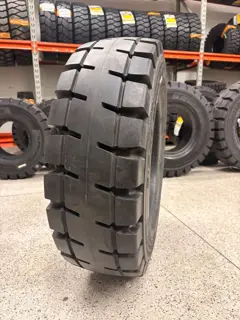 Pneu 7.00x12 maciço Gripmaster, banda de rodagem