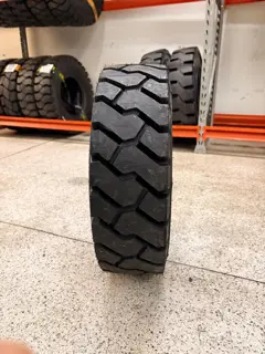 Pneu 7.00x12 pneumático Michelin XZM, banda de rodagem