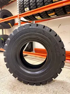 Pneu 7.00x12 pneumático Michelin XZM, vista lateral