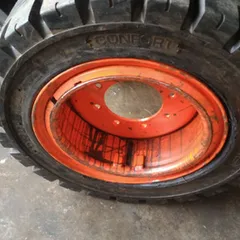 Pneu maciço 28x9-15 prensado na roda