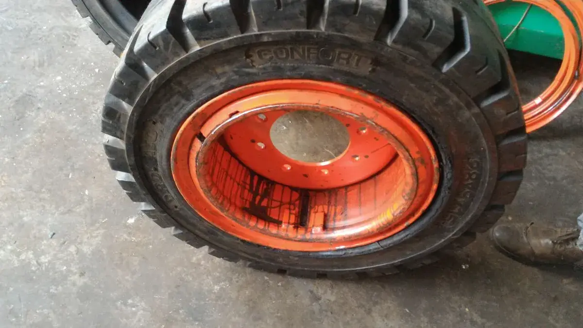 Pneu maciço 28x9-15 prensado na roda