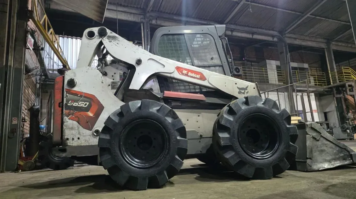 Minicarregadeira Bobcat S650 com pneus Unisol Duratork