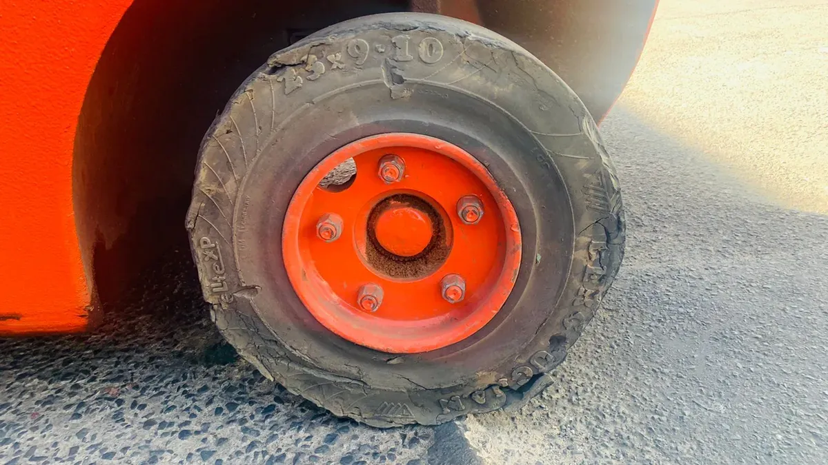 Pneu importado 23x9-10 destruído na empilhadeira