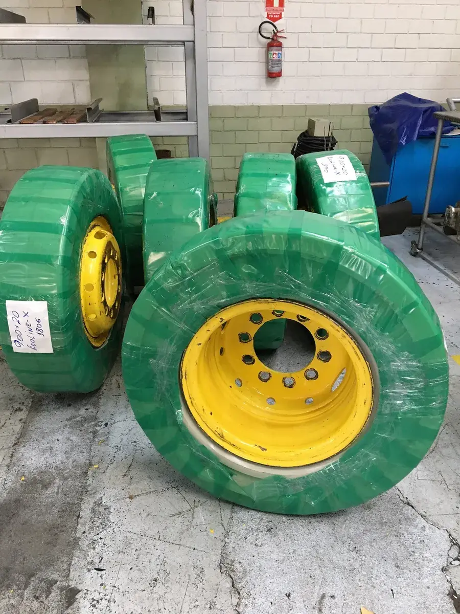 Rodas com pneus Unisol Ecoline-X 9.00-20 prontas para entrega