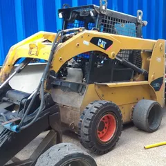 Primeira roda nova na máquina, ao lado do pneu gasto